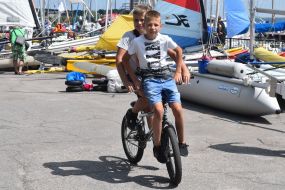 Діти катаються на велосипеді