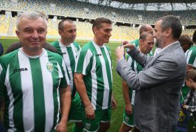 Андрей Павелко награждает футболистов