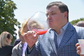 Юрій Гусєв пробує напій з екологічно чистого кизилу