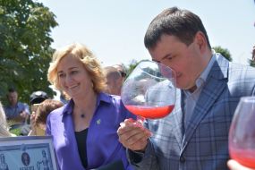 Юрий Гусев пробует напиток из экологически чистого кизила