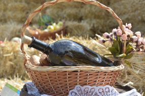 Бутылка вина в корзине