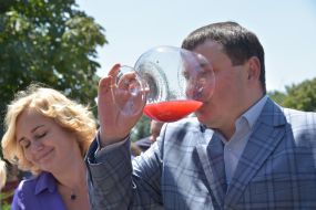 Юрий Гусев пробует напиток из экологически чистого кизила