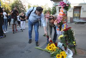 The participants of the action put the flowers in a place where the car of Pavel Sheremeta was blown up