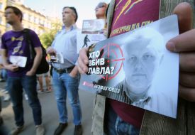 Poster with a portrait of Pavel Sheremet and the inscription "Who killed Paul?" In the hands of the participant of the action