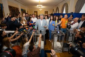 Petro Poroshenko answers journalists' questions