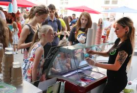 People buy ice cream