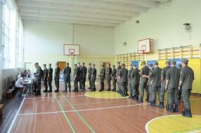 Военнослужащие на избирательном участке