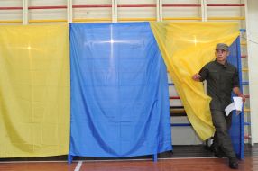 Military personnel at the polling station