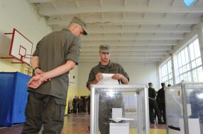 Военнослужащие на избирательном участке