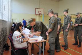 Военнослужащие на избирательном участке