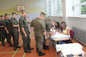 Военнослужащие на избирательном участке