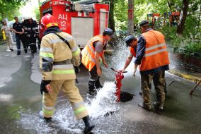 Пожежний гідрант біля житлового будинку, де сталася пожежа,