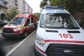 Швидка допомога біля житлового будинку, де сталася пожежа,