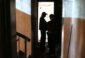 Поліція в коридорі будинку, де сталася пожежа,