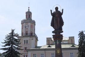 Скульптура Богоматері та Ратуша