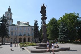 Скульптура Богоматері та Ратуша