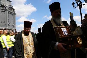 Священнослужитель несет мощи