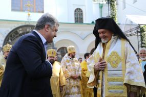 Петр Порошенко здоровается с Митрополитом Эммануилом