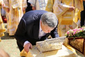 Petro Poroshenko worships relics
