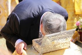 Petro Poroshenko worships relics