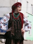 Учасниця ходи стародавніх вишиванок в українських національних костюмах