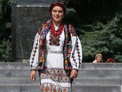Учасниця ходи стародавніх вишиванок в українських національних костюмах