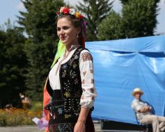 The participants of the procession of ancient embroidery in Ukrainian national costumes