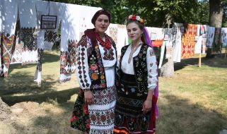 The participants of the procession of ancient embroidery in Ukrainian national costumes