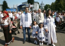 The participants of the procession of ancient embroidery in Ukrainian national costumes