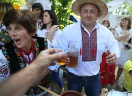 The participant of the Western Ukrainian Festival "Cooking RadoFest" serves guests with a drink