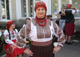 The participants of the procession of ancient embroidery in Ukrainian national costumes