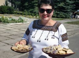 Participants of the Western Ukrainian Festival "Cooking RadoFest" treat guests with dumplings