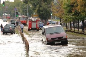 Автомобили передвигаются по затопленной улице