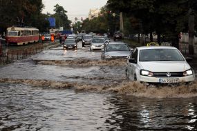 Автомобили передвигаются по затопленной улице