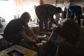 Volunteers are preparing for a trip in the area of environmental protection