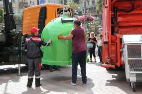 Presentation of containers and special equipment for the collection and disposal of garbage