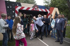 Vitali Klitschko takes a selfie with a girl