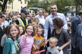 Vitali Klitschko communicates with children