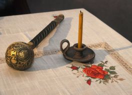 Гетманская булава и свеча на столе