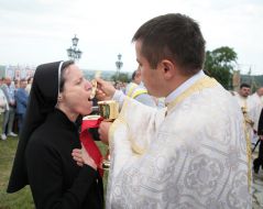 The priest communs the nun