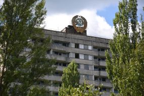 Заброшенный 16-этажный жилой дом с гербом СССР