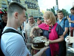 Люди во время празднования дня рождения первого наземного перехода
