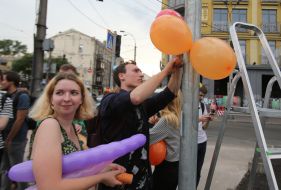 People during the celebration of the birthday of the first overpass