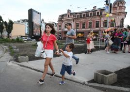 People during the celebration of the birthday of the first overpass
