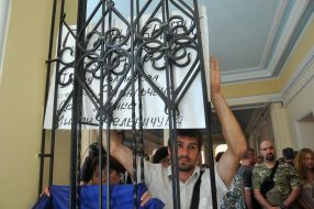 Активист держит плакат