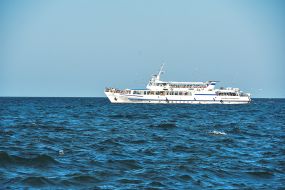 Прогулочный катер в море