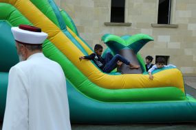 Мальчики развлекаются на надувной горке