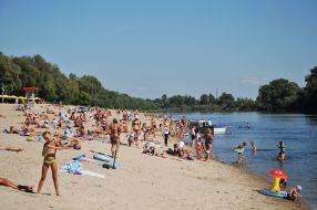 Люди отдыхают на пляже