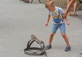 Мальчик рассматривает капкан