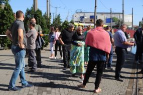 Люди возле гостиницы, где произошел масштабный пожар